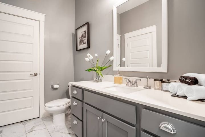 Luxury Apartment Near Emory Hospital & University - Picture 13