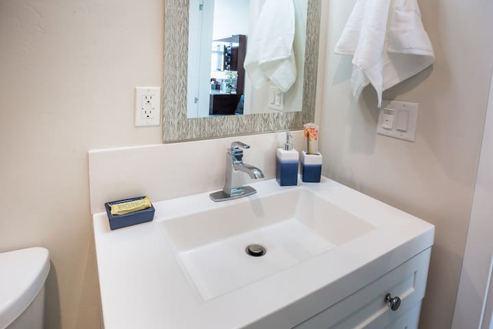 2 Bedroom, 2 Bathroom Detached Apt Max 7 Sleepers - Foto 20