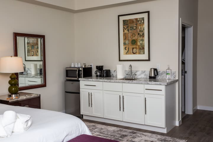 Next to San Diego Downtown - Cali King Size Studio