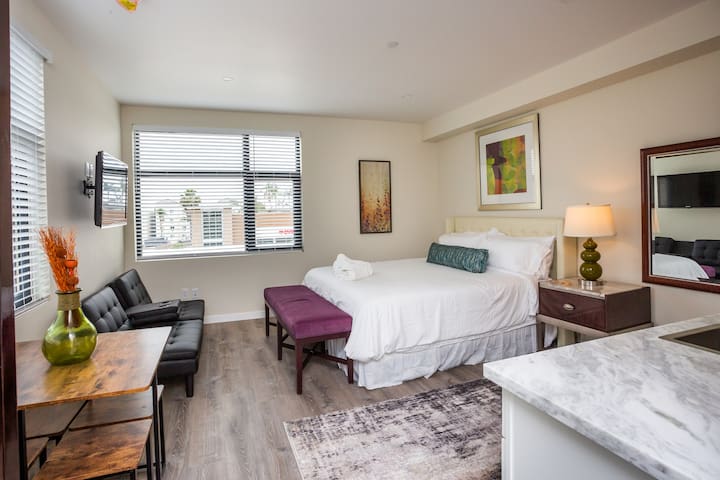 Next to San Diego Downtown - Cali King Size Studio