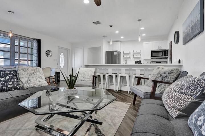 Deluxe Haven: Modern Elegance & Comfort, Beach