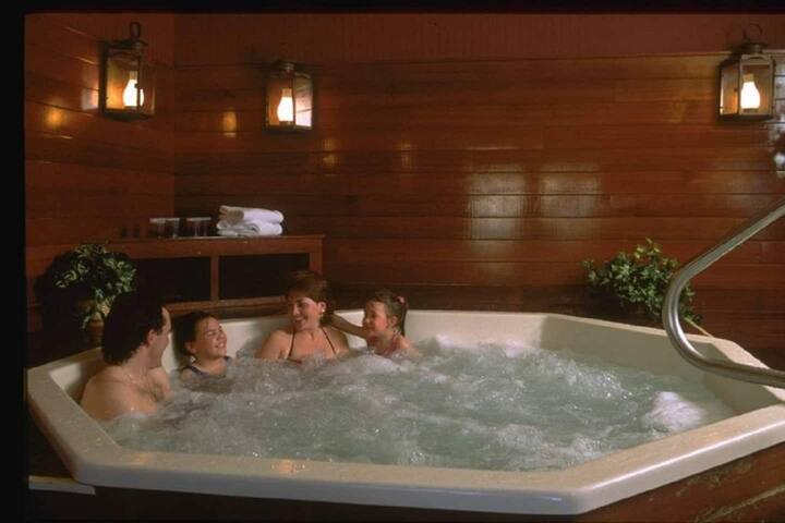 Deluxe Redone Country Inn Suite at Jiminy-Sleeps 4 - Ski On/Off at Mountain Base - Foto 13