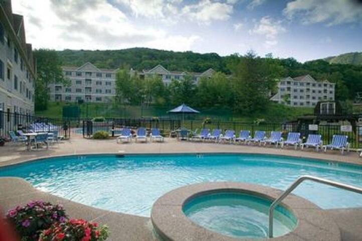 Deluxe Redone Country Inn Suite at Jiminy-Sleeps 4 - Ski On/Off at Mountain Base - Foto 19