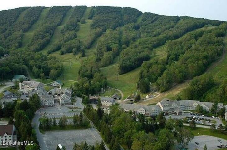 Deluxe Redone Country Inn Suite at Jiminy-Sleeps 4 - Ski On/Off at Mountain Base - Foto 30