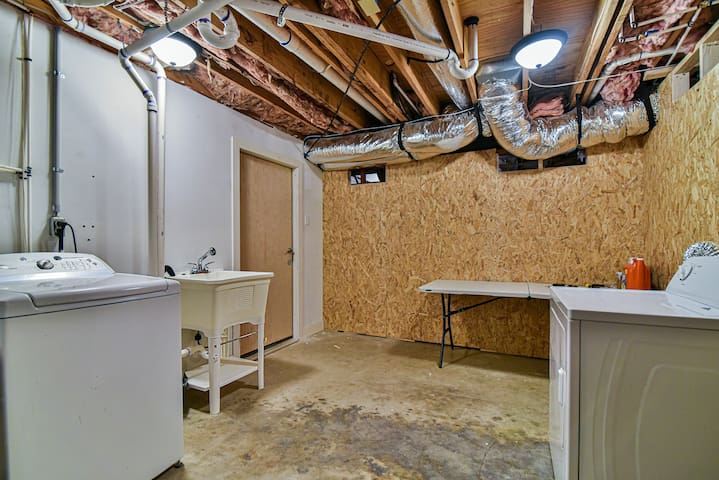 N. Asheville 5BR Retreat: Hot Tub, Fire Pit - Foto 33