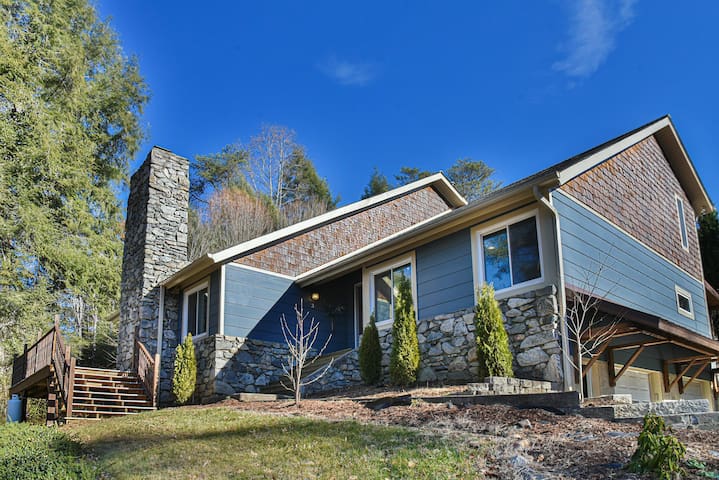 N. Asheville 5BR Retreat: Hot Tub, Fire Pit - Foto 34