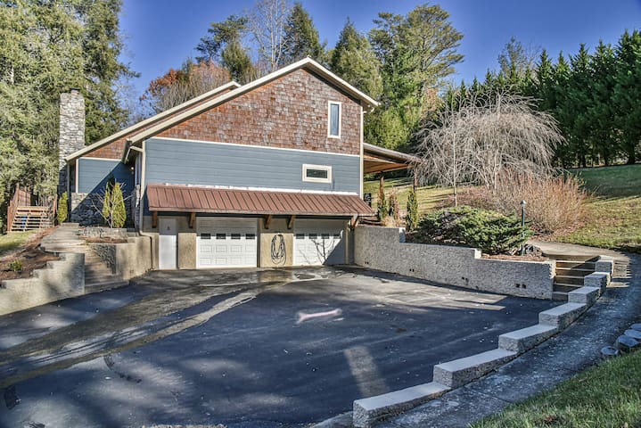 N. Asheville 5BR Retreat: Hot Tub, Fire Pit - Foto 37