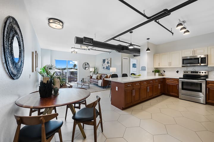 Suite 401: 2 Bed/2 Bath, Heated Pool, Gym, Dock