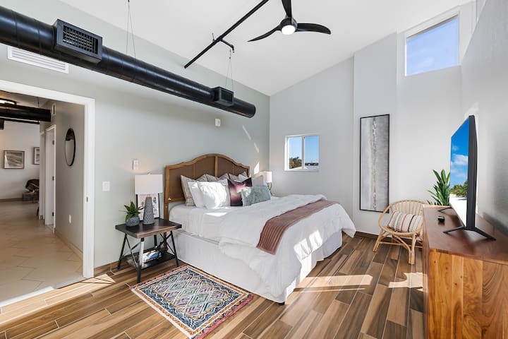 Suite 401: 2 Bed/2 Bath, Heated Pool, Gym, Dock