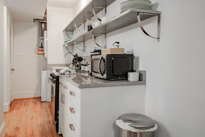Quaint DC Private 1-BR Walk to METRO-rail subway