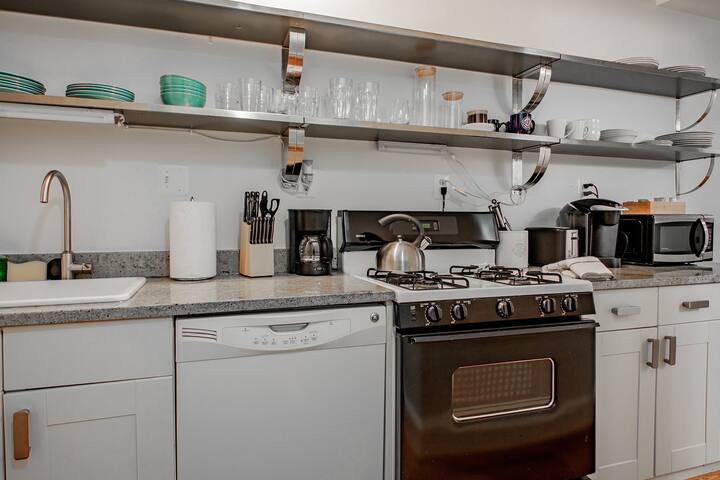 Quaint DC Private 1-BR Walk to METRO-rail subway