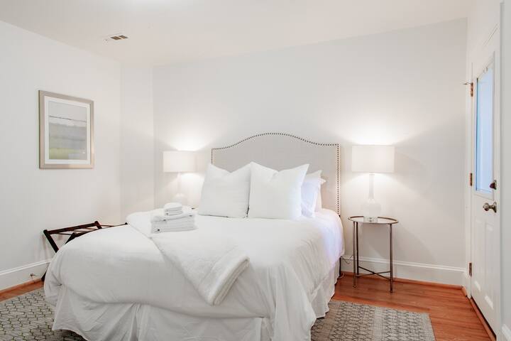 Quaint DC Private 1-BR Walk to METRO-rail subway