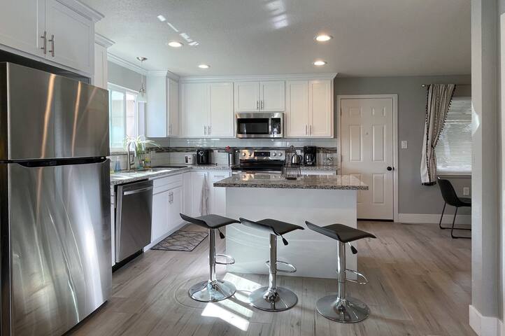 Modern, spacious, quiet home close to the River
