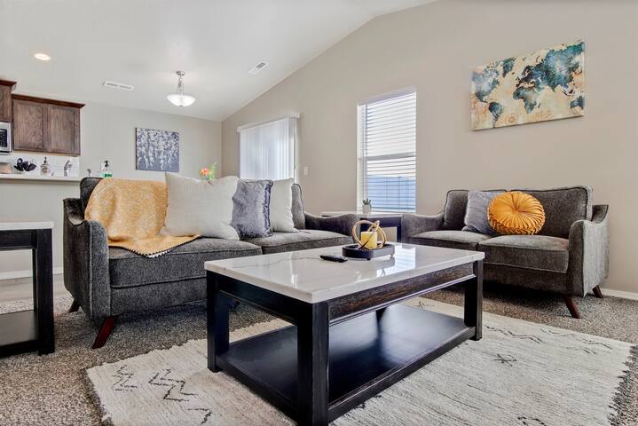 Modern & Luxurious 3 bedroom caldwell townhome - Photo 3