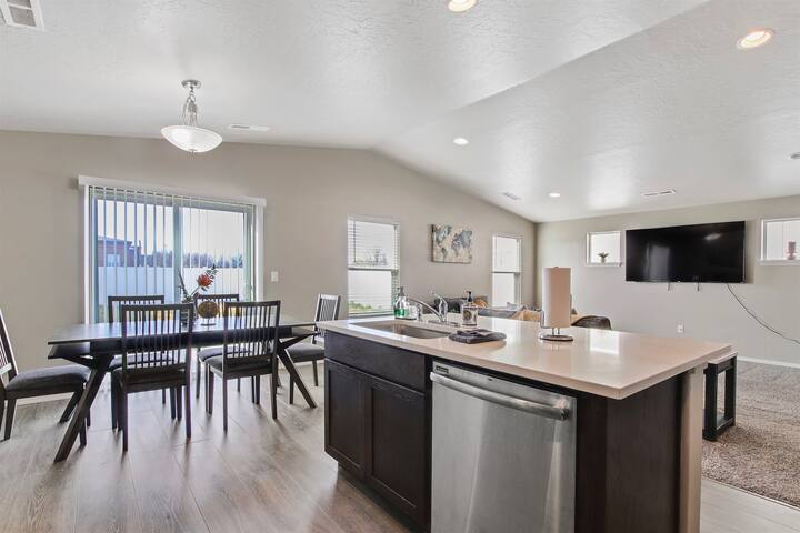 Modern & Luxurious 3 bedroom caldwell townhome - Photo 9