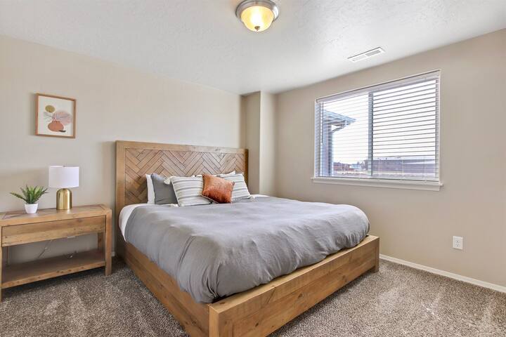 Modern & Luxurious 3 bedroom caldwell townhome - Photo 18
