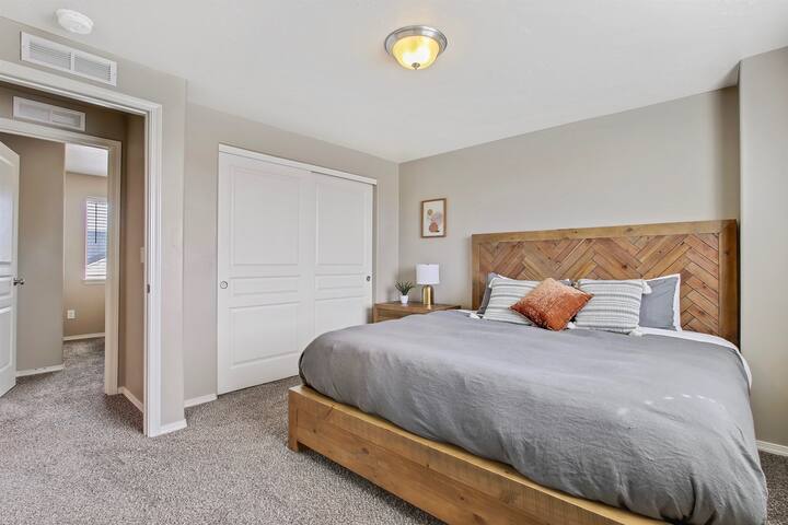 Modern & Luxurious 3 bedroom caldwell townhome - Photo 19