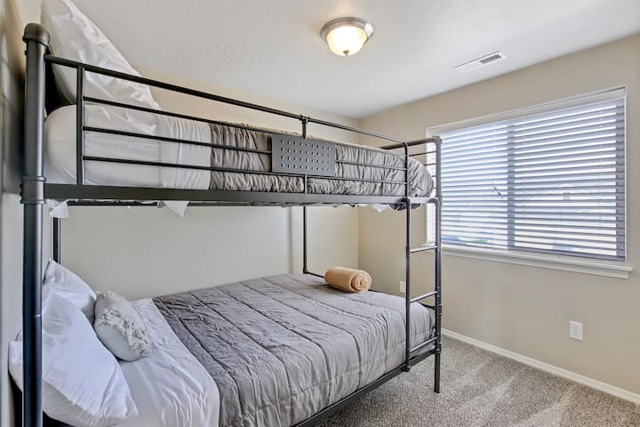 Modern & Luxurious 3 bedroom caldwell townhome - Photo 23