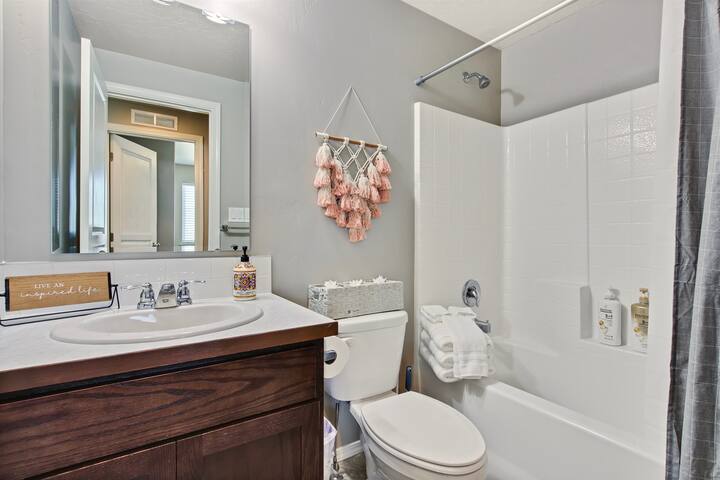 Modern & Luxurious 3 bedroom caldwell townhome - Photo 25