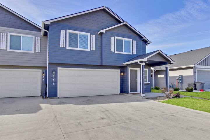 Modern & Luxurious 3 bedroom caldwell townhome - Photo 32