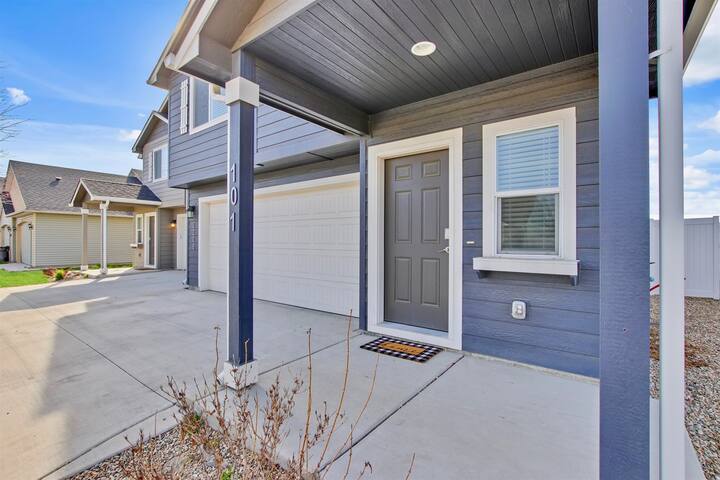 Modern & Luxurious 3 bedroom caldwell townhome - Photo 33