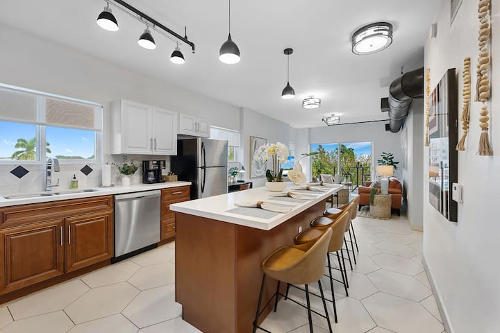 Suite 302: Deluxe King, Balcony, Heated Pool, Gym