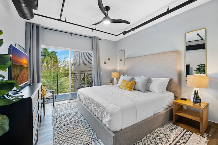 Suite 302: Deluxe King, Balcony, Heated Pool, Gym