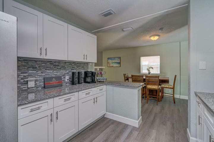 Pet-Friendly Home w/ Heated Pool & Screened Lanai - Foto 19