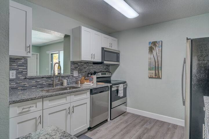 Pet-Friendly Home w/ Heated Pool & Screened Lanai - Foto 5