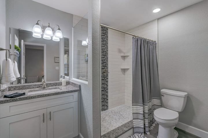 Pet-Friendly Home w/ Heated Pool & Screened Lanai - Foto 8