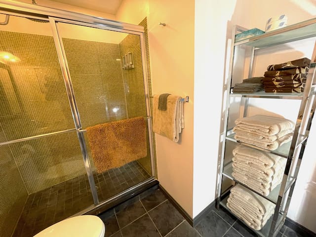 Chic 2BR Suite on Jiminy Mtn Sleeps 8 - Gorgeous - Foto 13