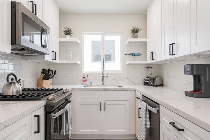 The Rosemont III - Upscale 2BR Near the Beach