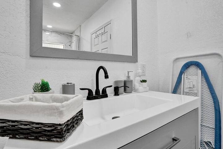 Luxury Studio near Everything - Parking - Beach