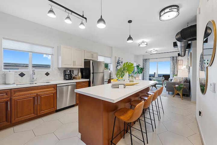 Suite 202: Deluxe King, Sun Deck, Htd Pool, Bikes