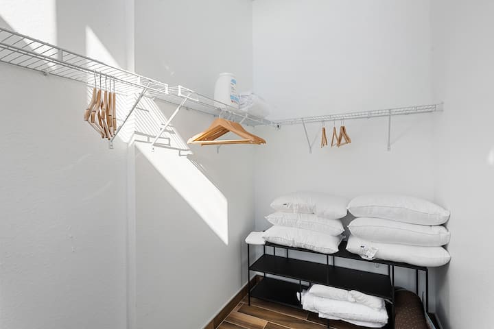 Suite 201: 2 Bed/2 Bath, Htd Pool, Gym, Free Bikes - Foto 44