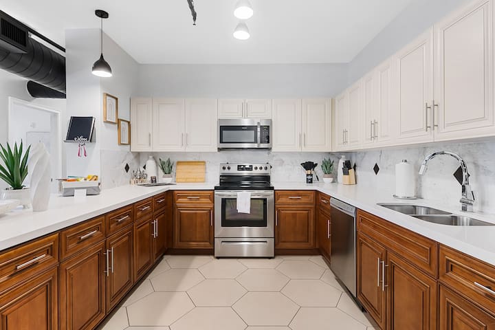 Suite 201: 2 Bed/2 Bath, Htd Pool, Gym, Free Bikes