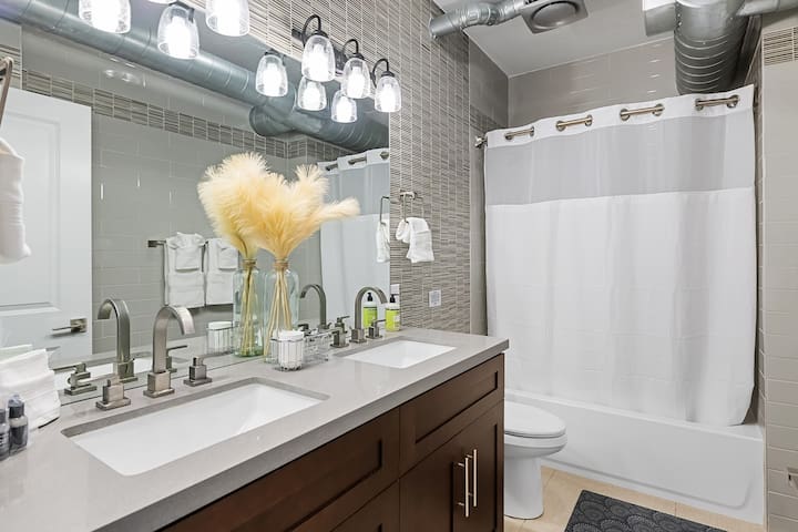 Suite 201: 2 Bed/2 Bath, Htd Pool, Gym, Free Bikes - Foto 7
