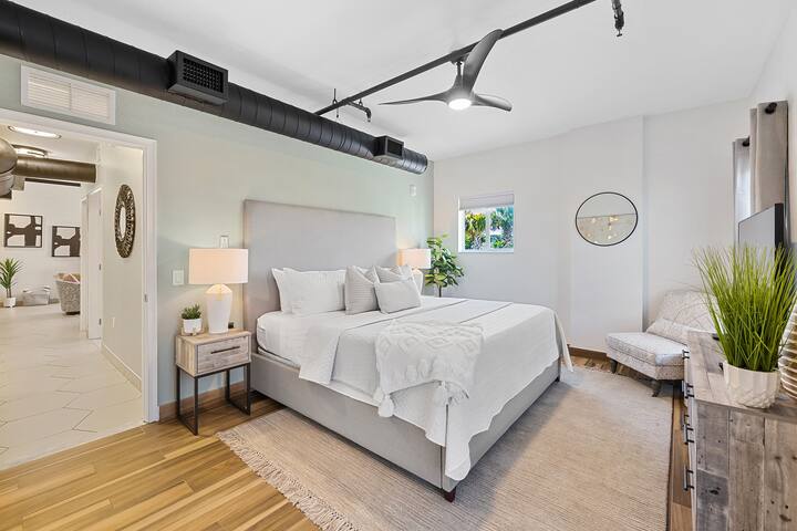 Suite 201: 2 Bed/2 Bath, Htd Pool, Gym, Free Bikes