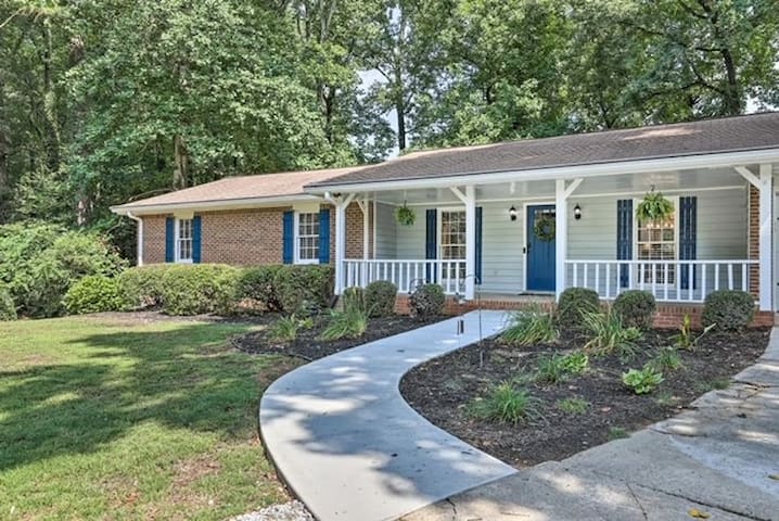 Chic Lilburn Getaway w/Media Room + Fire Pit - Picture 6