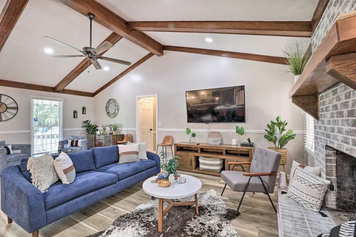 Chic Lilburn Getaway w/Media Room + Fire Pit - Picture 2