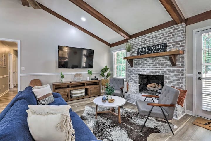 Chic Lilburn Getaway w/Media Room + Fire Pit - Picture 8