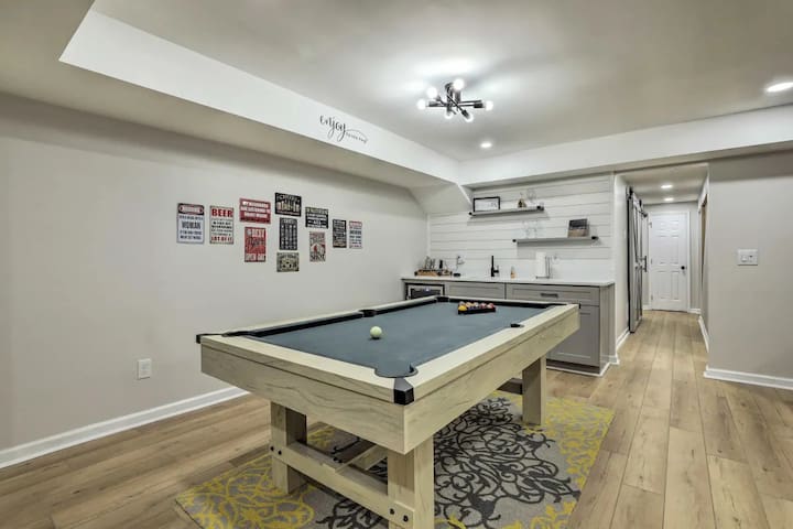 Chic Lilburn Getaway w/Media Room + Fire Pit - Picture 34