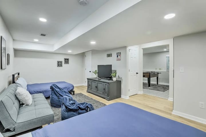 Chic Lilburn Getaway w/Media Room + Fire Pit - Picture 25