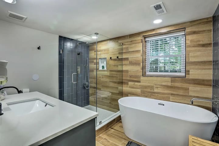 Chic Lilburn Getaway w/Media Room + Fire Pit - Picture 4