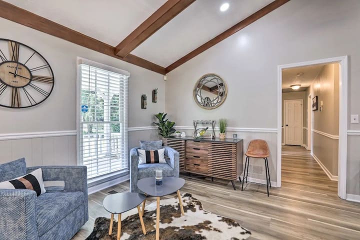 Chic Lilburn Getaway w/Media Room + Fire Pit - Picture 9
