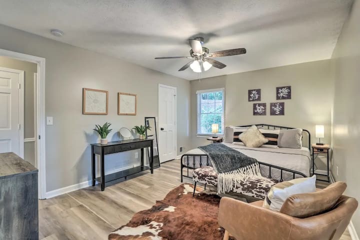 Chic Lilburn Getaway w/Media Room + Fire Pit - Picture 15