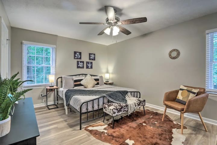 Chic Lilburn Getaway w/Media Room + Fire Pit - Picture 17
