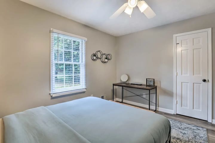 Chic Lilburn Getaway w/Media Room + Fire Pit - Picture 19