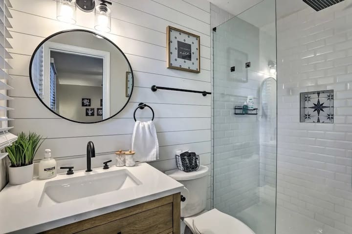 Chic Lilburn Getaway w/Media Room + Fire Pit - Picture 29