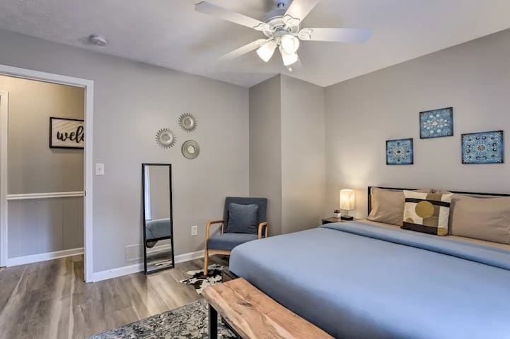 Chic Lilburn Getaway w/Media Room + Fire Pit - Picture 23